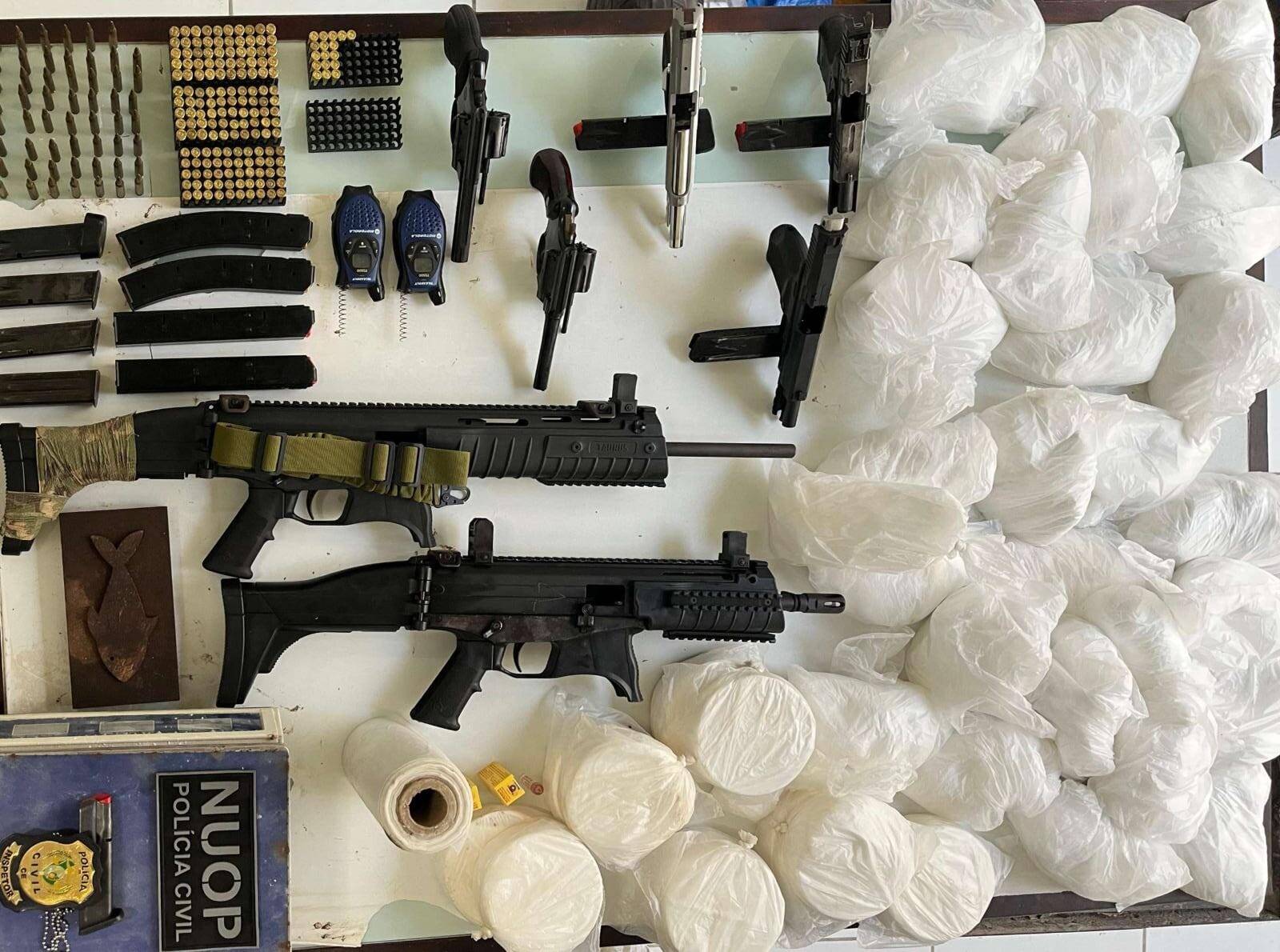 Polícia Civil apreende arsenal e mais de 20 quilos de drogas enterrados em Itapipoca