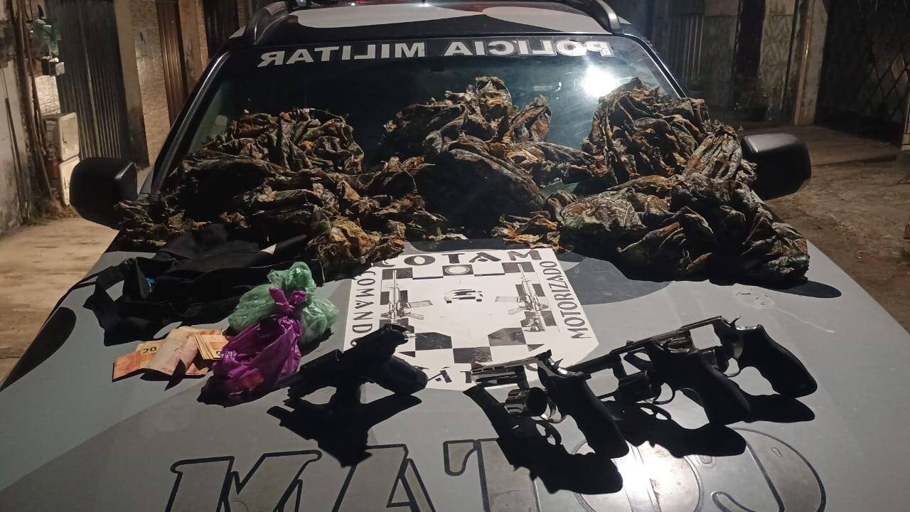 Homem morre e adolescente é apreendido com drogas e arma em confronto com a PM