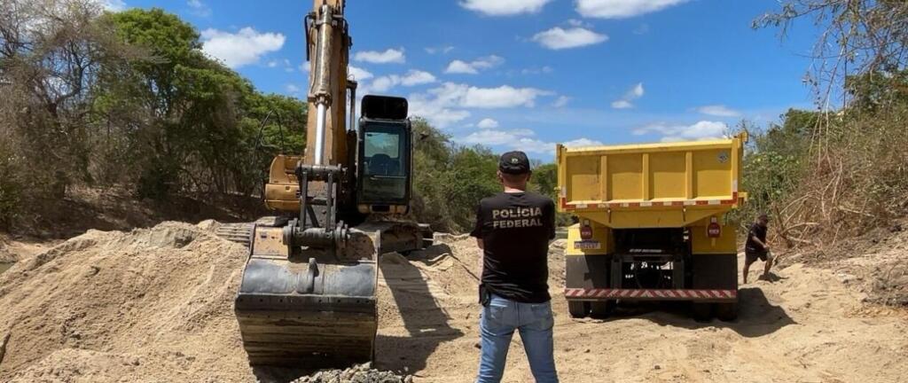 Duas pessoas são presas por extração ilegal de areia em leito do Rio Choró, em Itapiúna