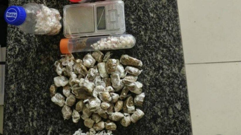 Adolescente é apreendido com drogas em terreno baldio no Barroso, em Fortaleza
