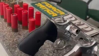 Quatro pessoas são presas e arsenal é apreendido em operação da PMCE em Ibicuitinga