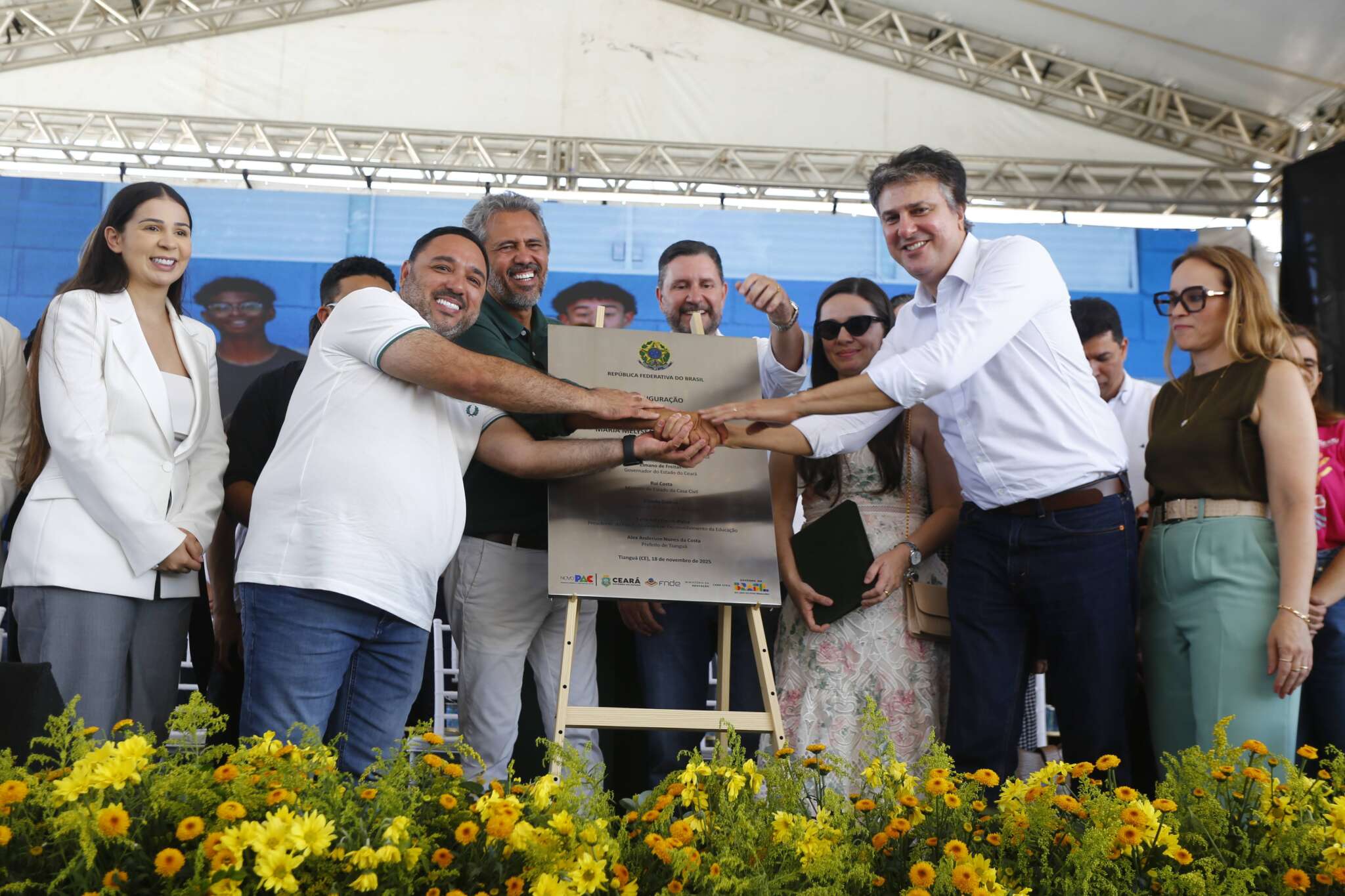 Elmano e Camilo inauguram creche em Tianguá e reforçam política de retomada de obras