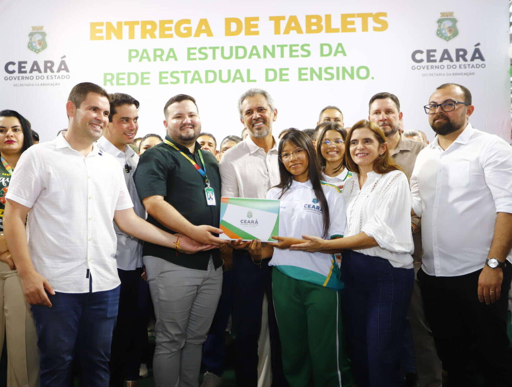 Elmano reforça política de inclusão digital durante entrega de tablets em Reriutaba