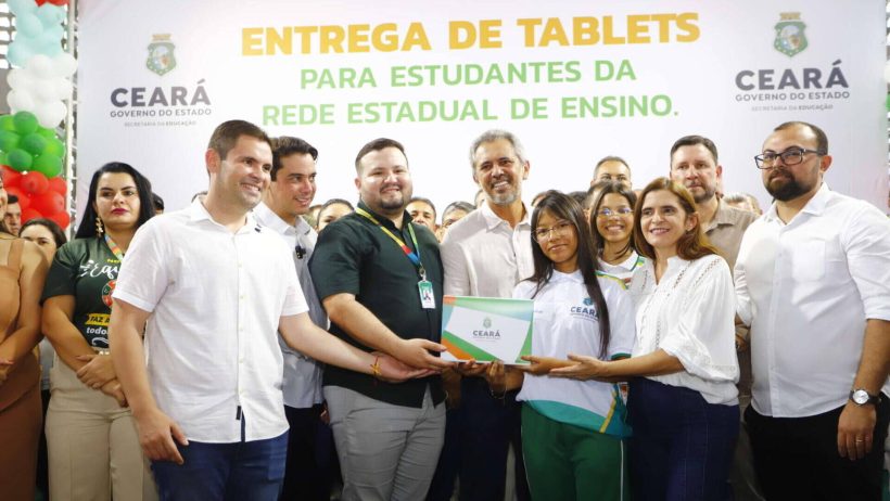 Elmano reforça política de inclusão digital durante entrega de tablets em Reriutaba