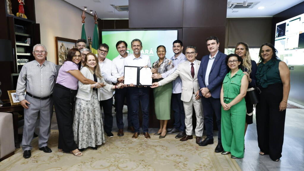 Elmano sanciona novo plano de cargos e carreiras para servidores de universidades do CE