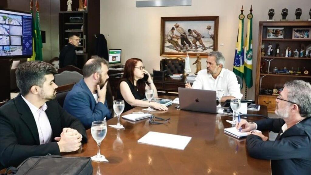 Governador Elmano alinha obras e mutirão de cirurgias em reunião com equipe da Sesa