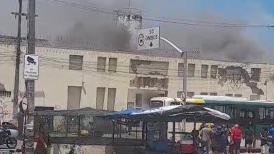 Incêndio atinge hospital no Centro de Fortaleza e pacientes são retirados às pressas