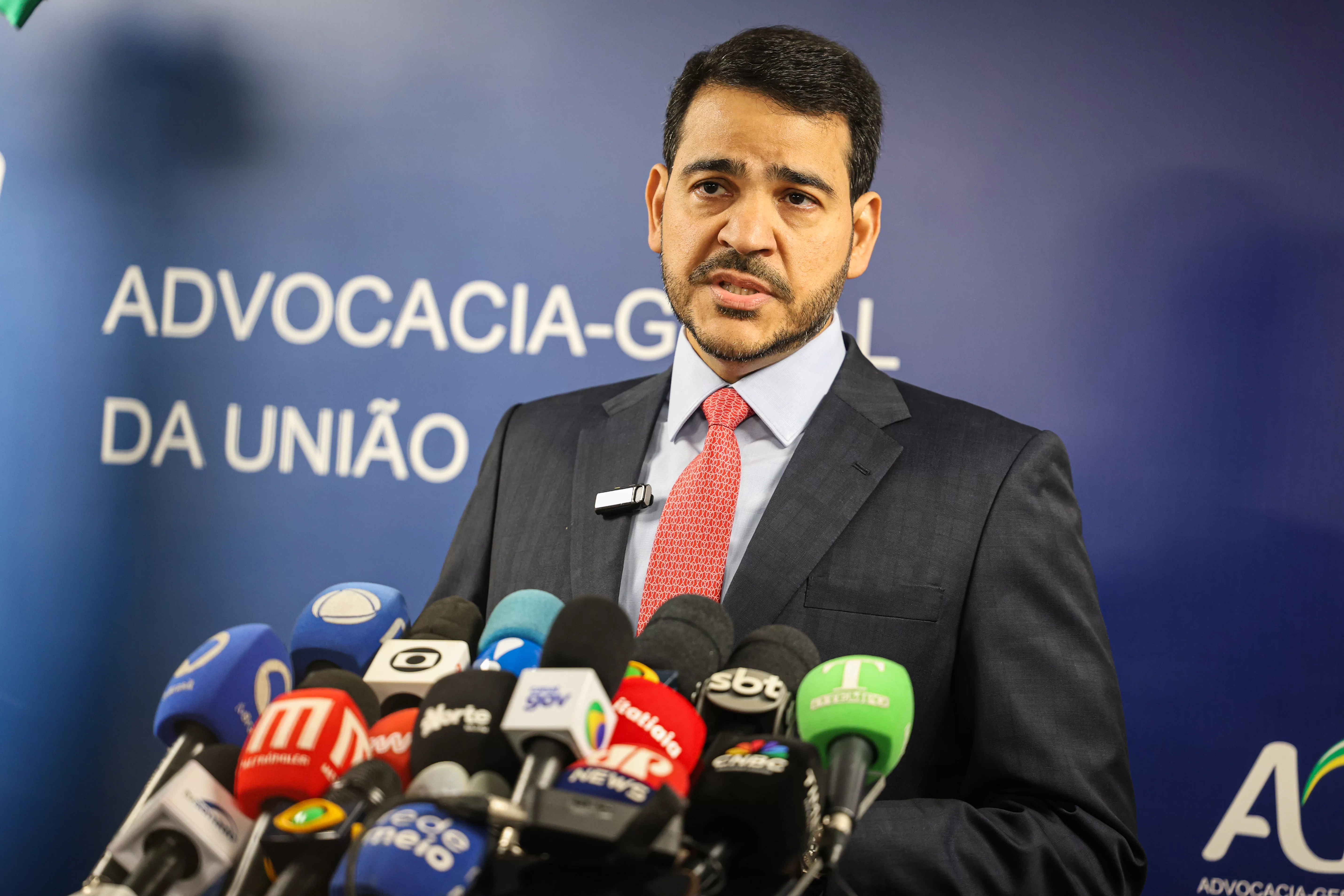 Presidente Lula indica Jorge Messias, da AGU, para vaga de Barroso no STF