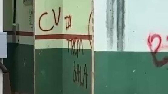 Prédio da Prefeitura de Meruoca é pichado com siglas do CV