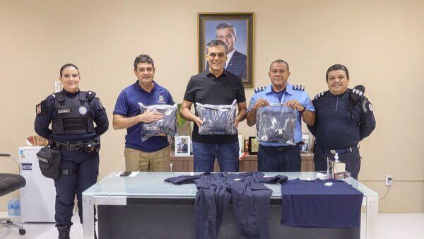 Prefeito Naumi Amorim entrega mais de 160 kits de fardamento à Guarda Municipal