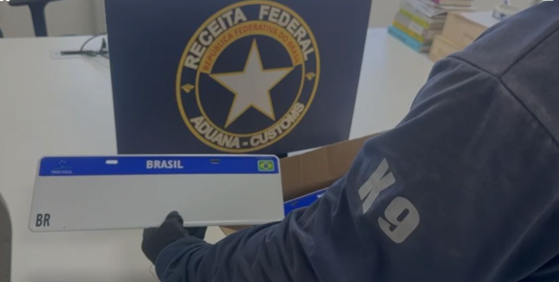 Receita Federal apreende 50 placas veiculares enviadas como “sucata” no Aeroporto de Fortaleza