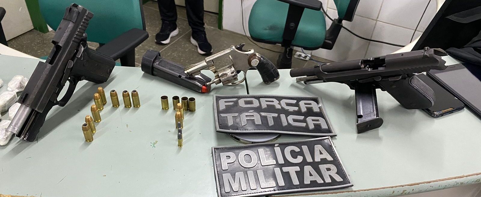PMCE captura quatro suspeitos de tentativa de homicídio com armas e drogas