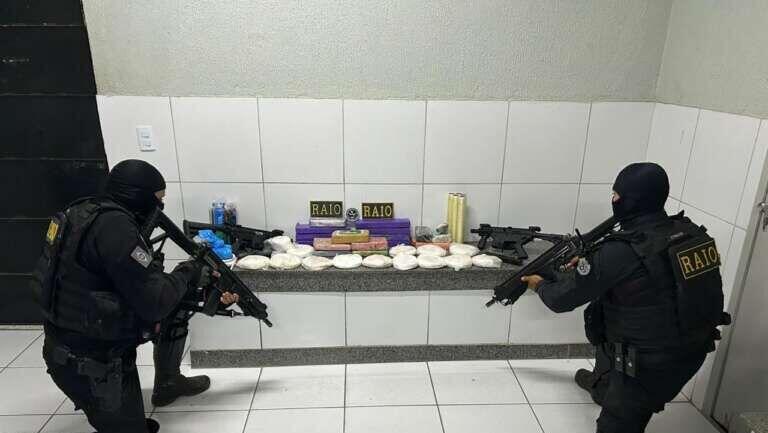 PMCE apreende mais de 20 kg de drogas, armas e explosivos enterrados em chácara em Tauá