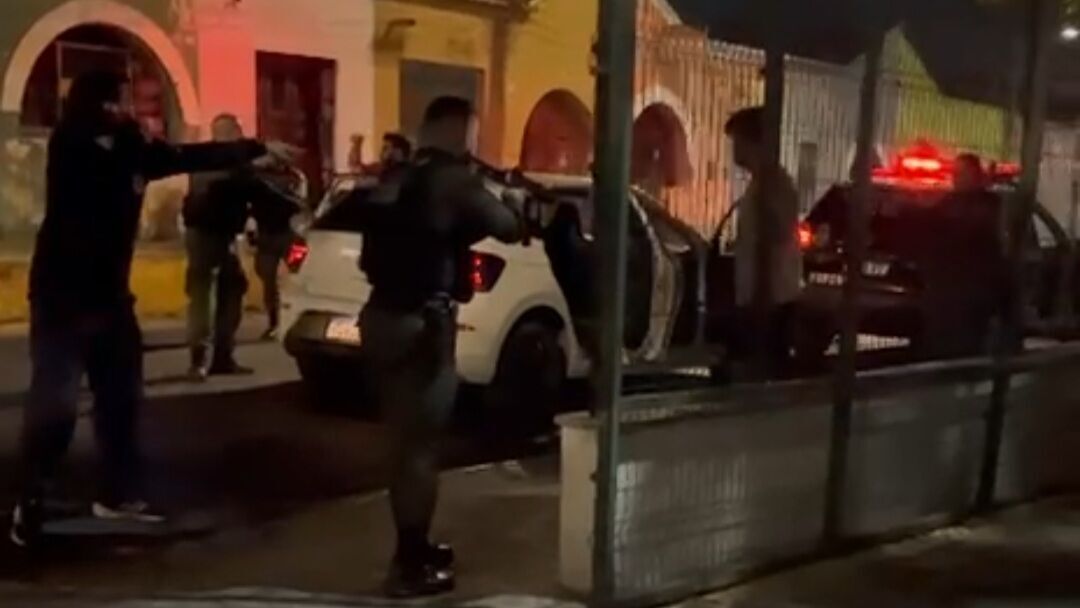 Motorista de aplicativo pede socorro em frente à Delegacia durante assalto