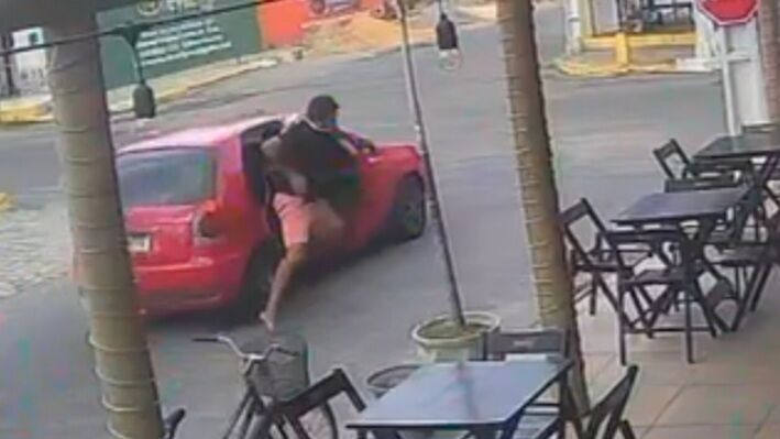Vítima de sequestro escapa ao pular de carro em movimento no interior do Ceará