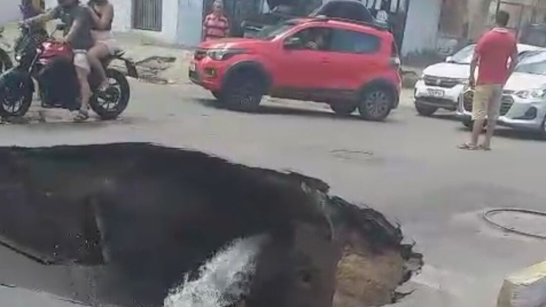Erosão interdita trecho da avenida Leste-Oeste no bairro Pirambu
