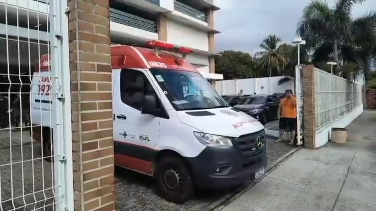 Adolescente esfaqueia colega e fere professor e coordenadora em escola particular de Fortaleza