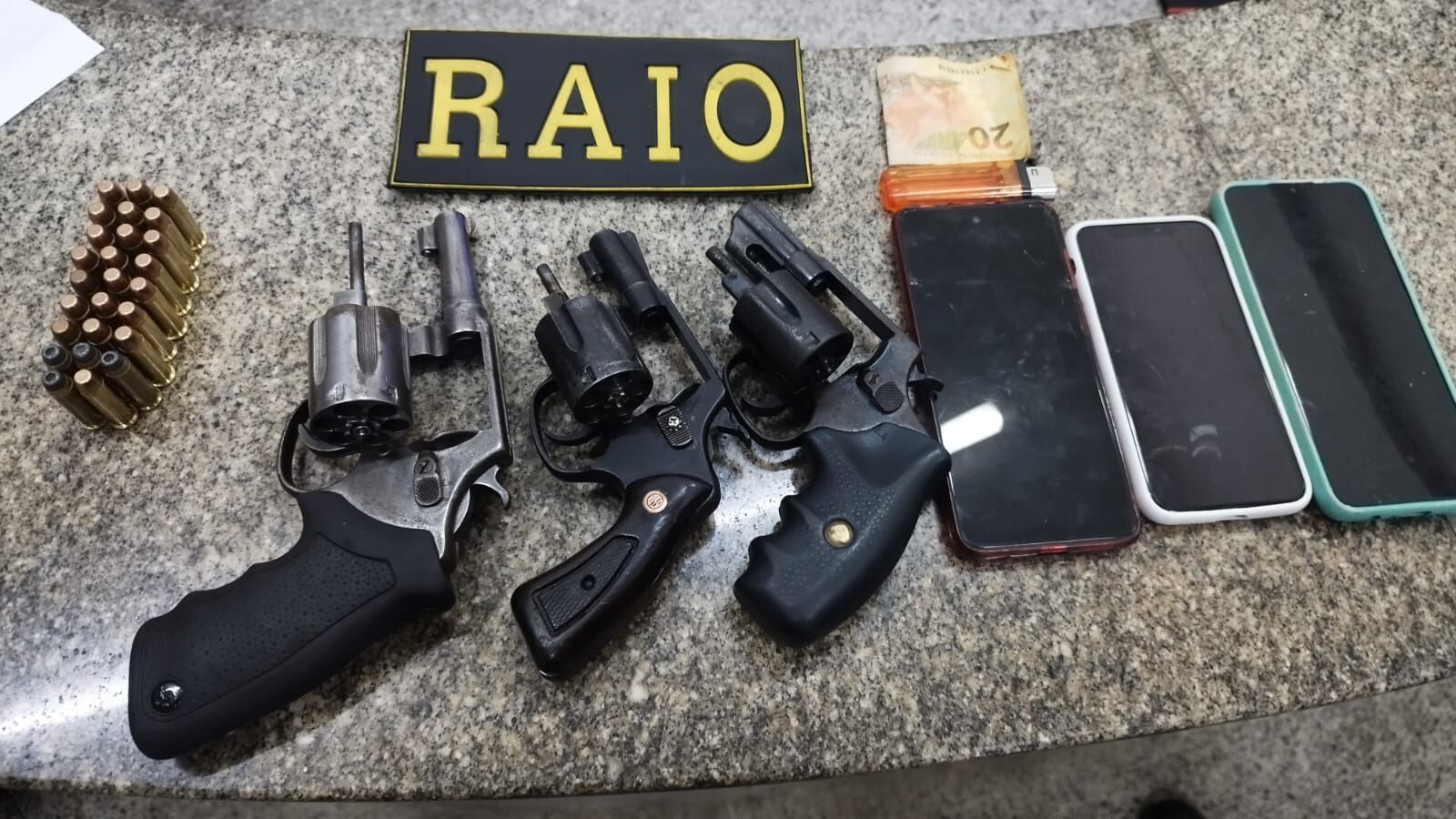 Trio é preso com armas e munições em imóvel no Parque São José, em Fortaleza