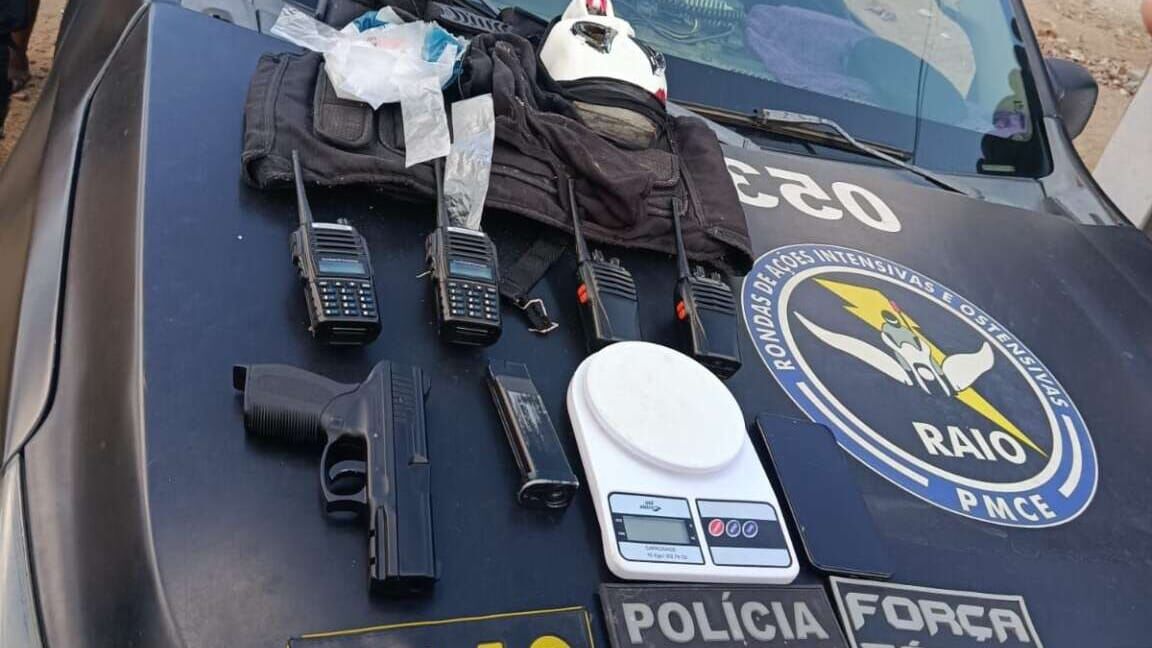 PM apreende simulacro de arma e rádios comunicadores com suspeito em Canindé