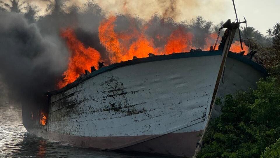 Pescador tem barco de R$ 1,8 milhão incendiado em Itarema pelo TCP