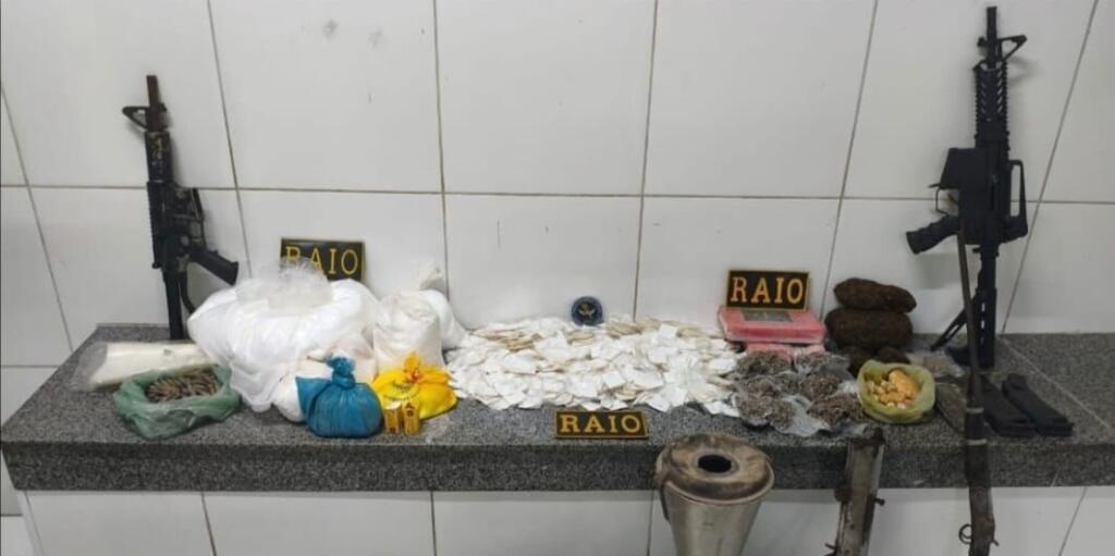 Raio apreende arsenal de armas e mais de 6 kg de cocaína em Pedra Branca