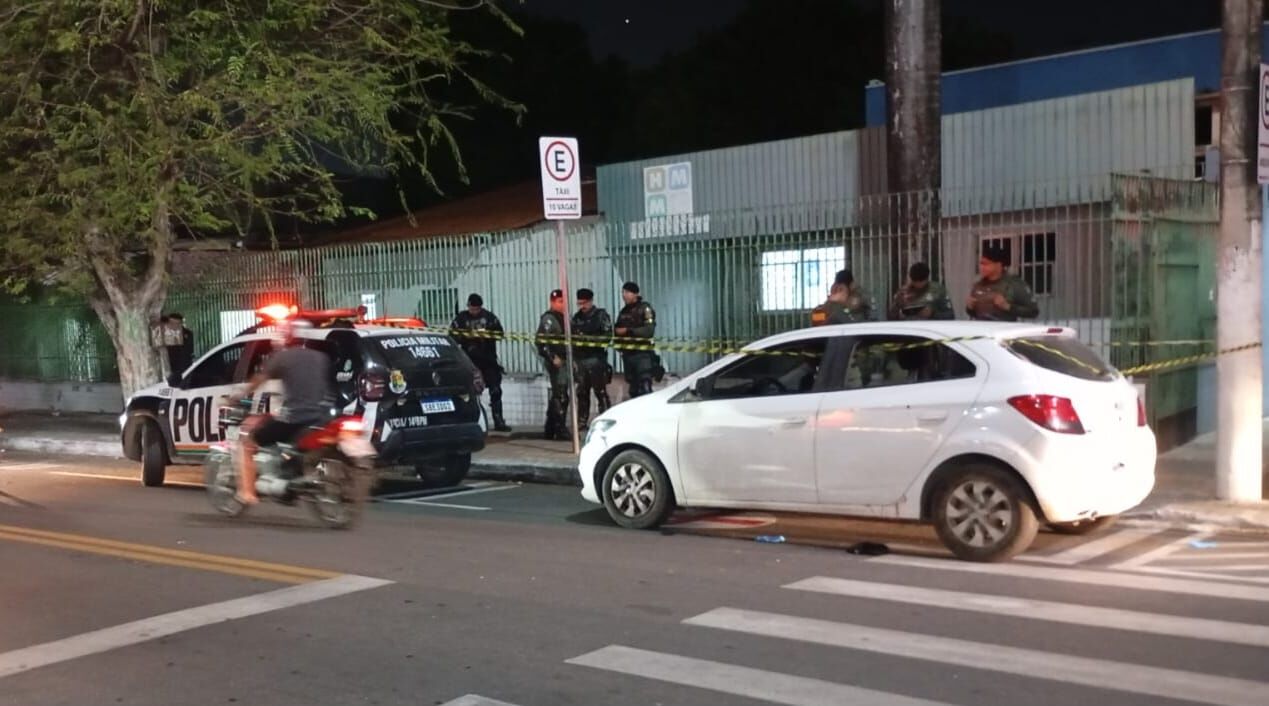 Três pessoas, incluindo um bebê, são baleadas dentro de carro por aplicativo