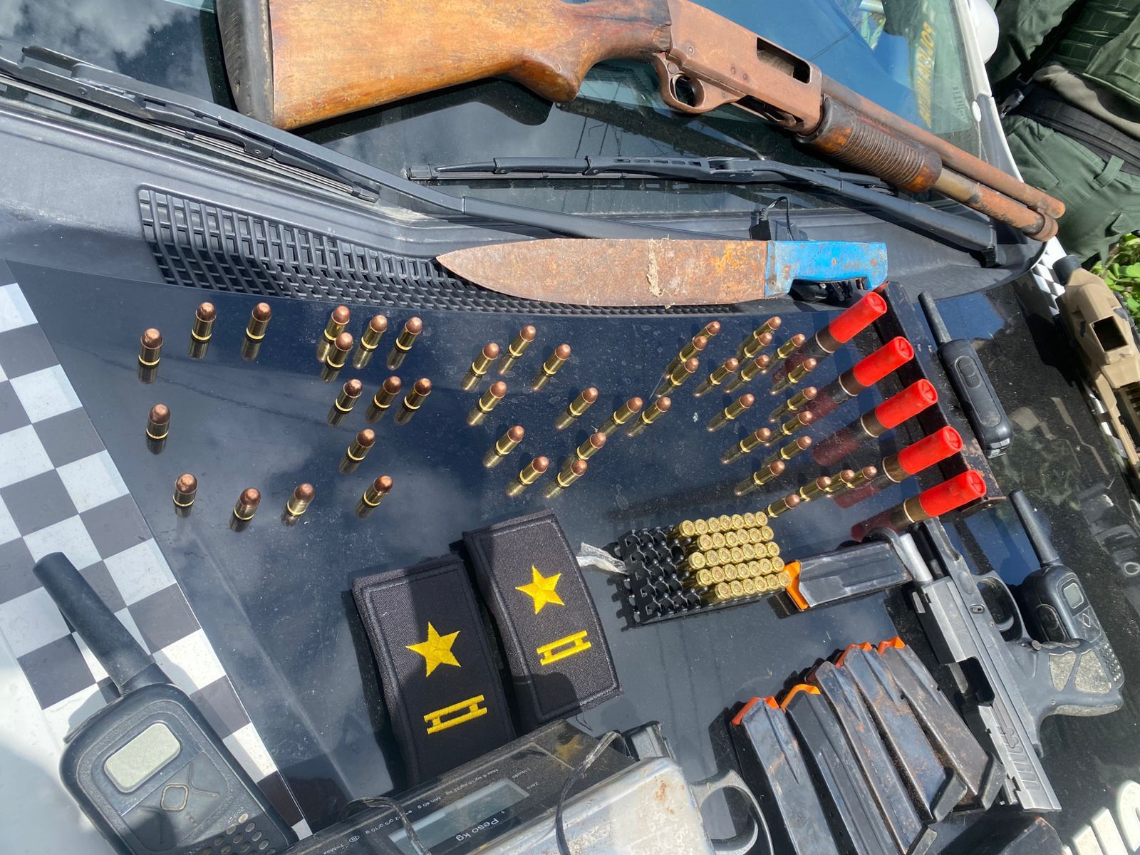 Novos oficiais da PM em exercícios práticos descobrem depósito do crime, em Caucaia