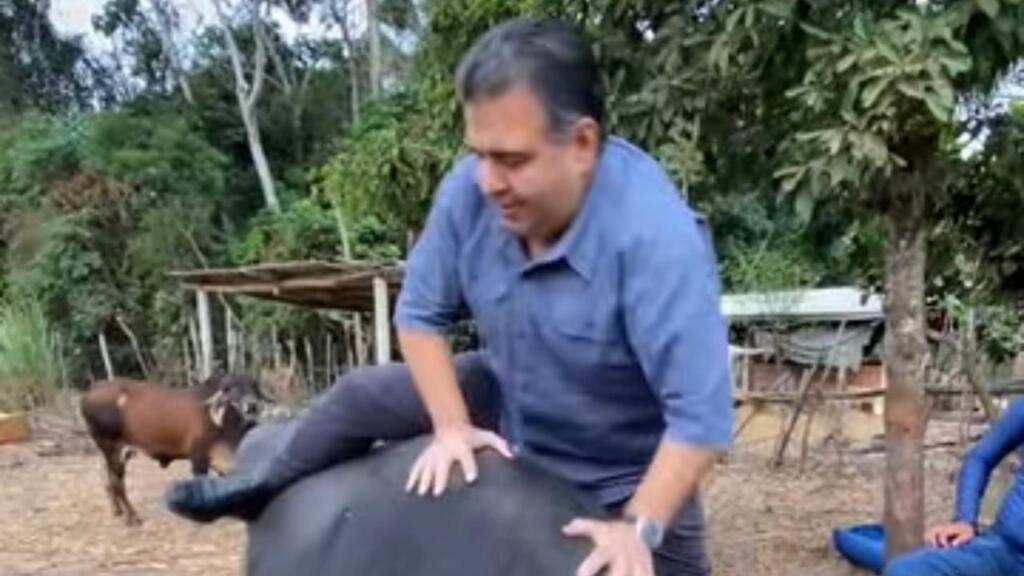 Deputado Felipe Mota vence desafio na Expoagro de São Benedito e doa prêmio a instituição