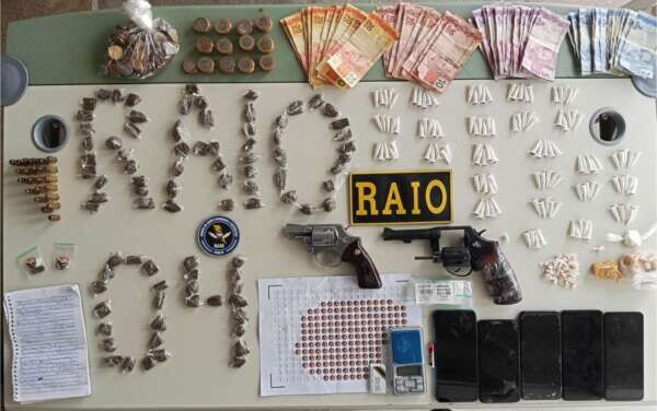 Casal é preso com armas, drogas e dinheiro no Parque Potira, em Caucaia