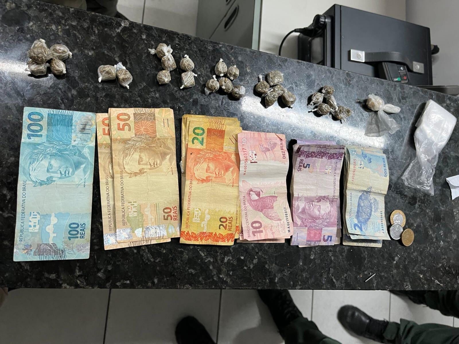 Jovem é preso com drogas e dinheiro durante patrulhamento da PM em Varjota