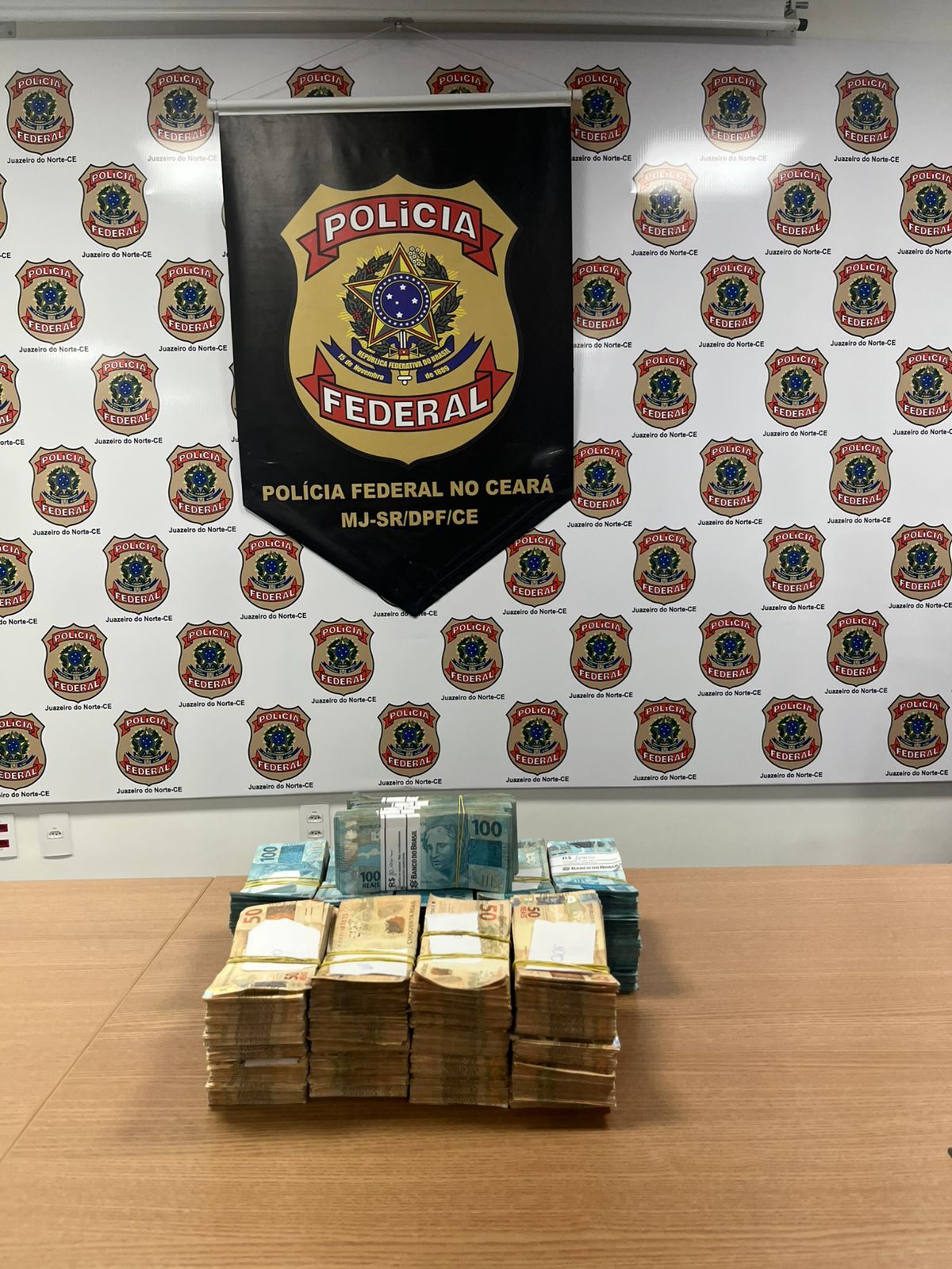 PF apreende R$ 400 mil e prende dois suspeitos por desvio de recursos da merenda escolar