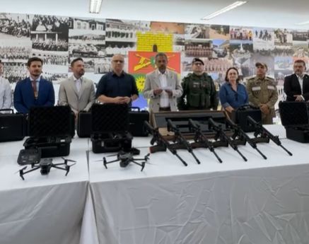 Governador Elmano entrega novos fuzis e drones para Polícia Militar