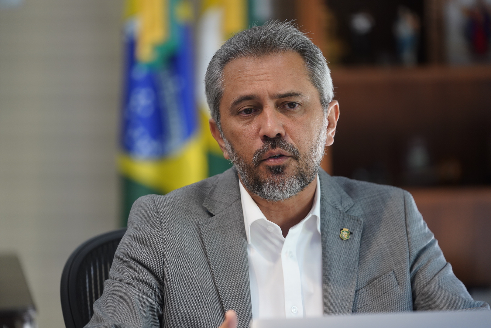 Governador Elmano anuncia pagamento do 13º e antecipação da folha de dezembro