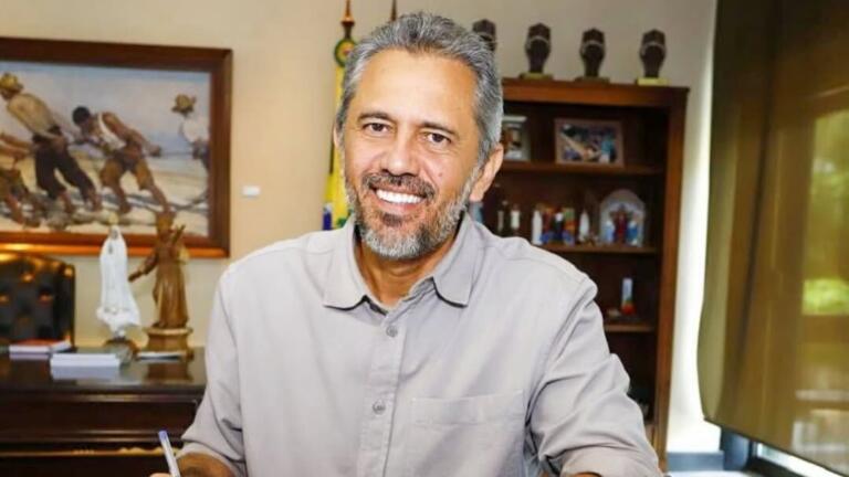 Governador Elmano anuncia antecipação da primeira parcela do 13° salário para 3 de junho