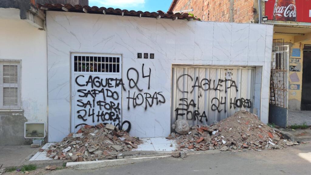 Família deixa a própria casa após receber ameaças por meio de pichações no Jangurussu