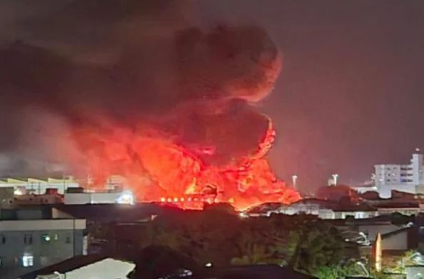 Incêndio atinge sucata histórica no bairro Jacarecanga
