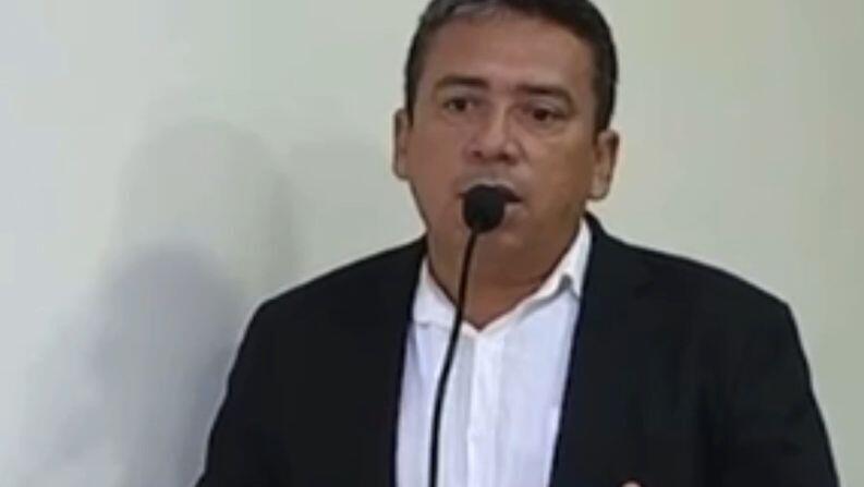 Vereador denuncia humilhações e acusa prefeito de Barreira de agir como “ditador”