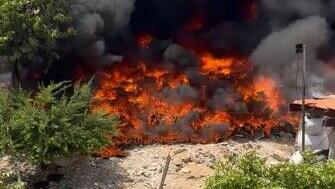 Incêndio de grandes proporções atinge depósito de recicláveis no Jardim das Oliveiras