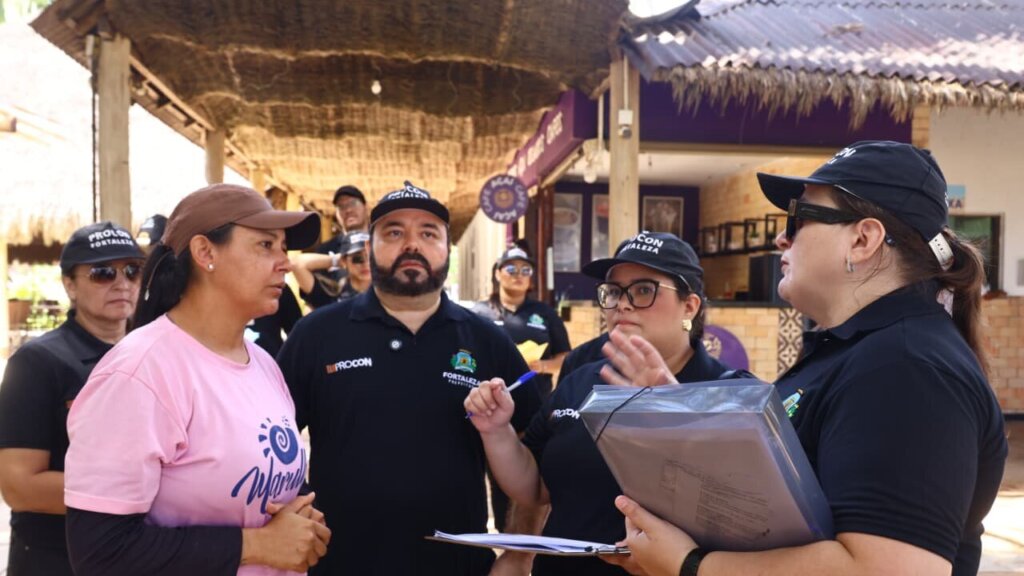 Procon deflagra operação nas barracas de praia em Fortaleza contra cobranças abusivas