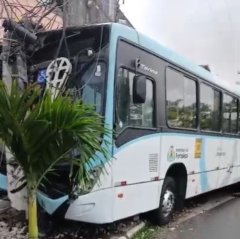 Ônibus atinge poste, derruba fiação elétrica e provoca pânico na Grande Messejana