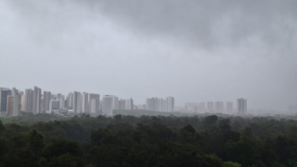 Chuvas intensas provocam alagamentos e transtornos em Fortaleza nesta terça-feira