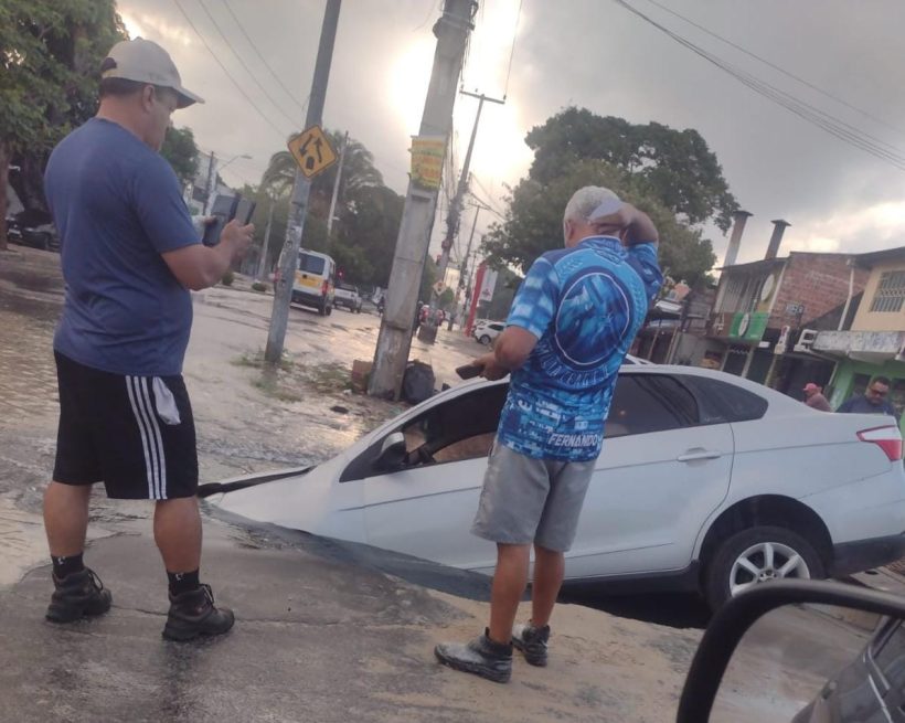 Asfalto cede e carro é engolido por erosão em rua do Bairro Coaçu, em Fortaleza