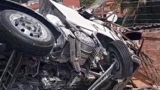 Caminhão sai da pista e atinge residência às margens da BR-116, em Jati