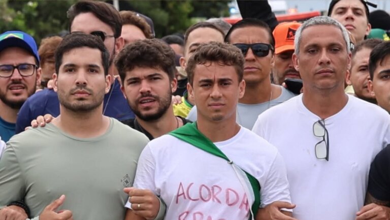 André Fernande se junta à Nikolas Ferreira em caminhada por liberdade de Bolsonaro