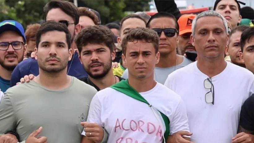 André Fernande se junta à Nikolas Ferreira em caminhada por liberdade de Bolsonaro