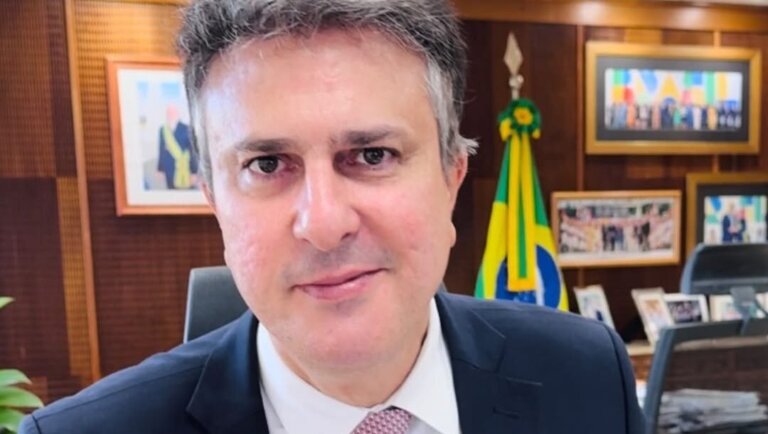Camilo Santana anuncia mudanças no cálculo do piso do magistério