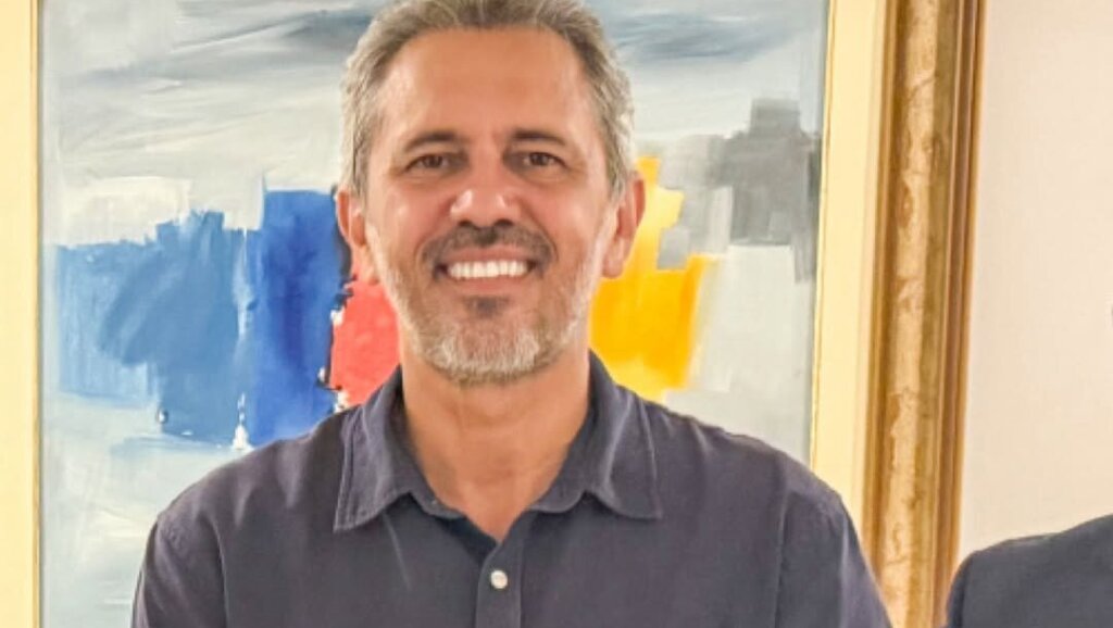 Governador Elmano garante reajuste de 5,4% no piso dos professores da rede estadual