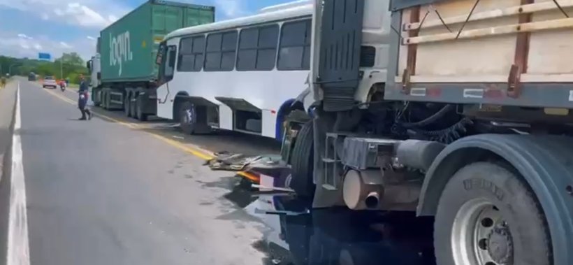 Engavetamento entre ônibus com romeiros e três veículos deixa feridos na BR-116, em Brejo Santo