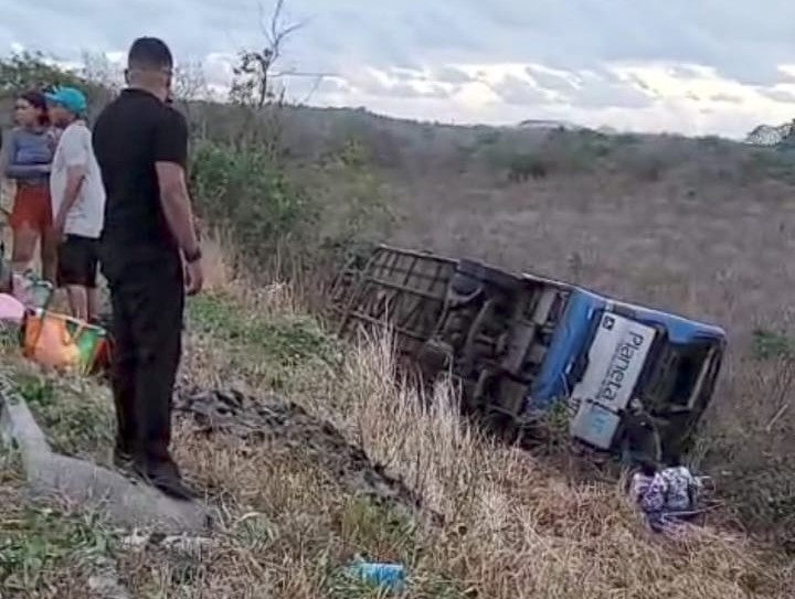 Ônibus com turistas rumo a Jericoacoara tomba em Paraipaba