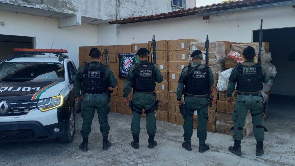 Polícia Militar apreende mais de 240 caixas de cigarros em galpão de Pacajus